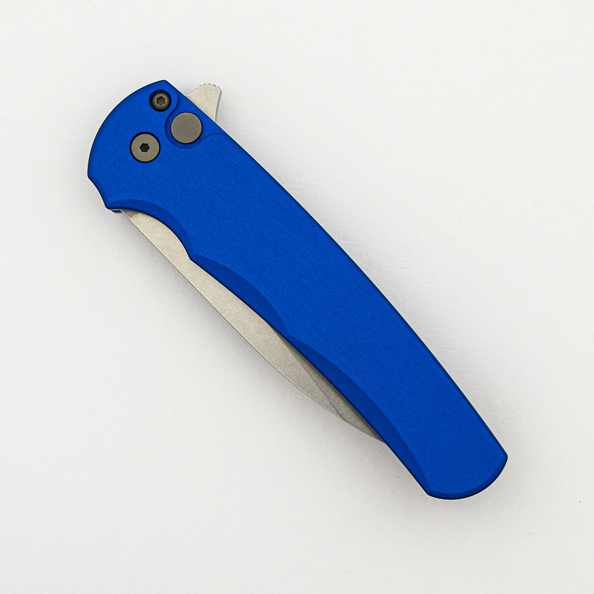 Malibu Flipper ā 5301-BLUE - Solid Blue Aluminum Handle - Stonewash MagnaCut Wharncliffe Blade - Image 3