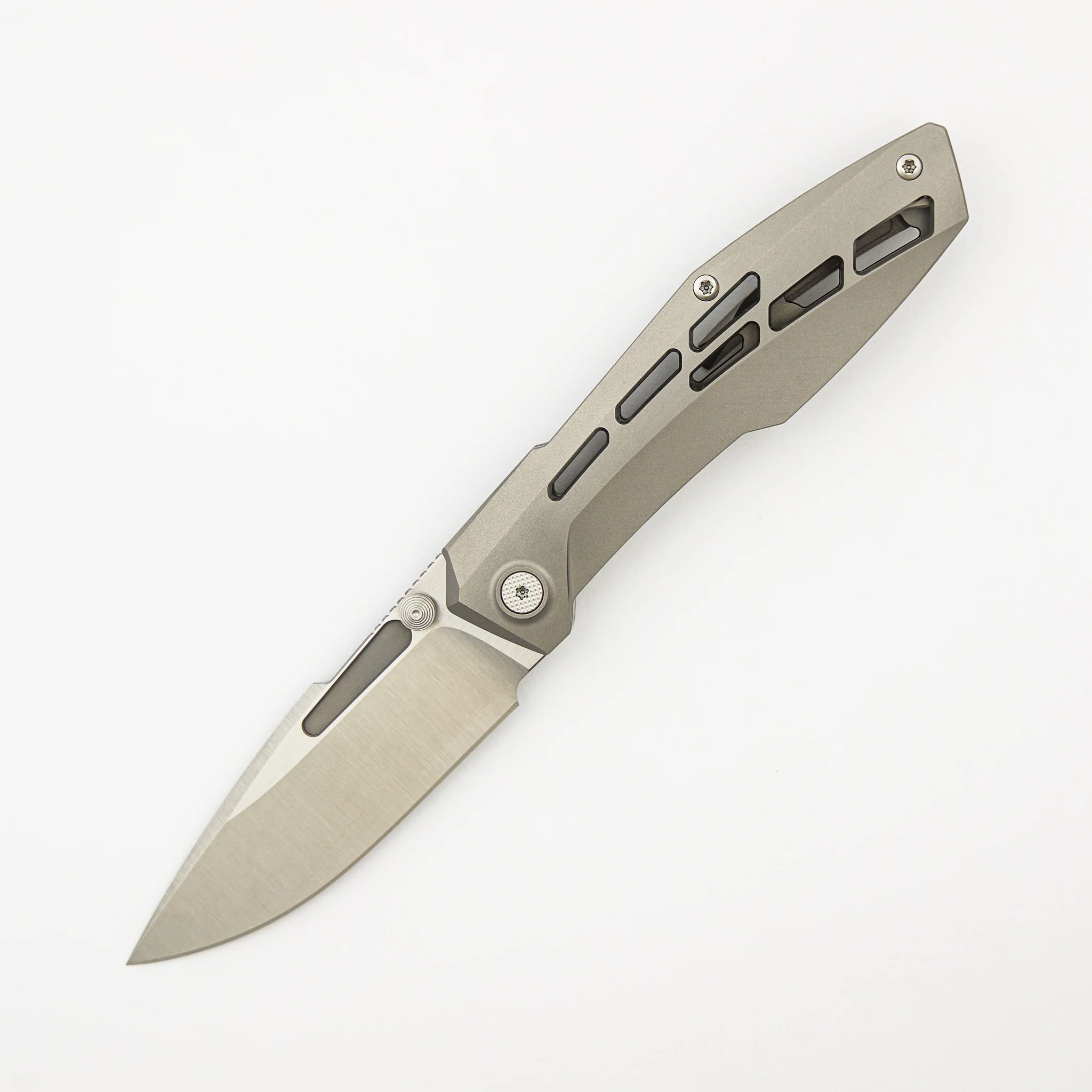 Raiden R2 - Aero Titanium Glass Beadblast Handle - Belt Satin MagnaCut Blade