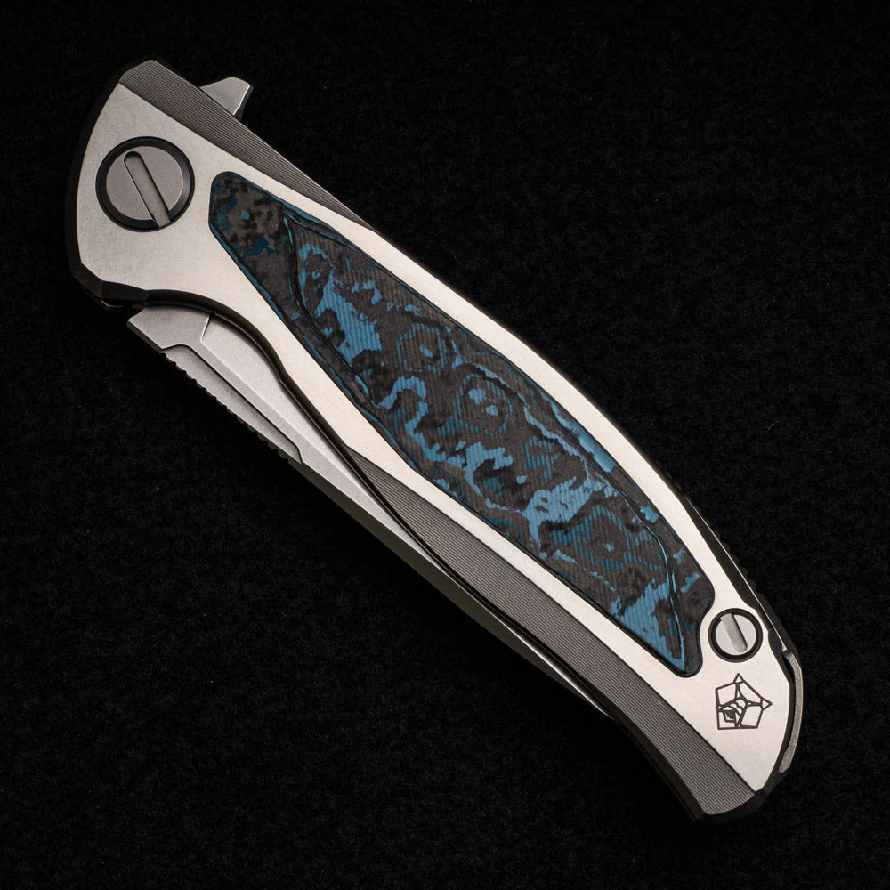 F95R NL – M390 BLADE – STONEWASHED TITANIUM HANDLE W- “ARCTIC STORM” CARBON FIBER INLAY- MRBS - Image 4