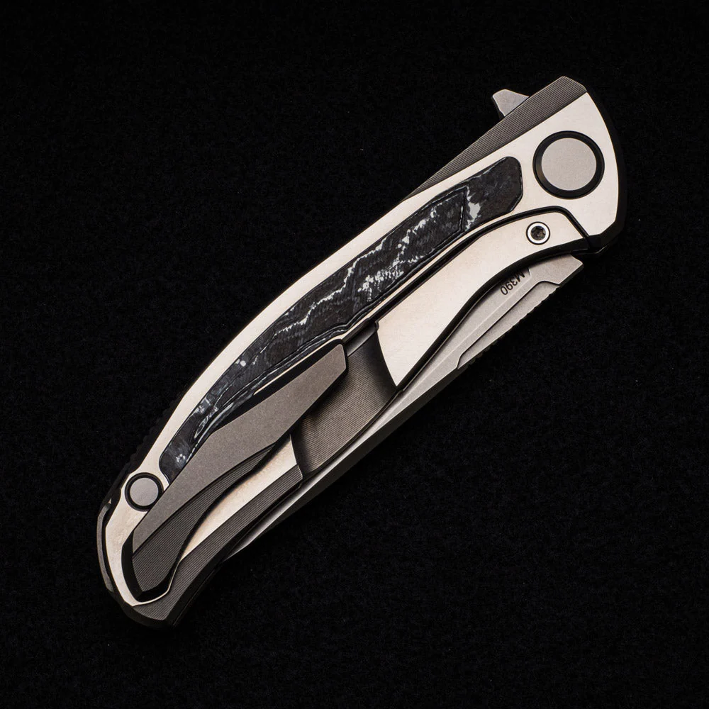 F95R NL – M390 BLADE – STONEWASHED TITANIUM HANDLE W- “WHITE STORM” CARBON FIBER INLAY- MRBS - Image 5