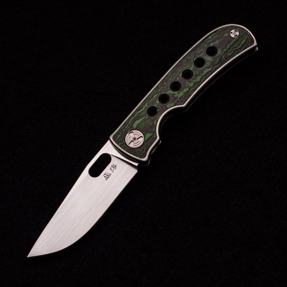 MTNT MACH 3 – HAND SATIN M390 – TITANIUM W- GREEN FAT CARBON INLAY